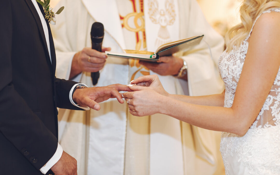 Cum să alegi preotul pentru o cununie religioasă perfectă?